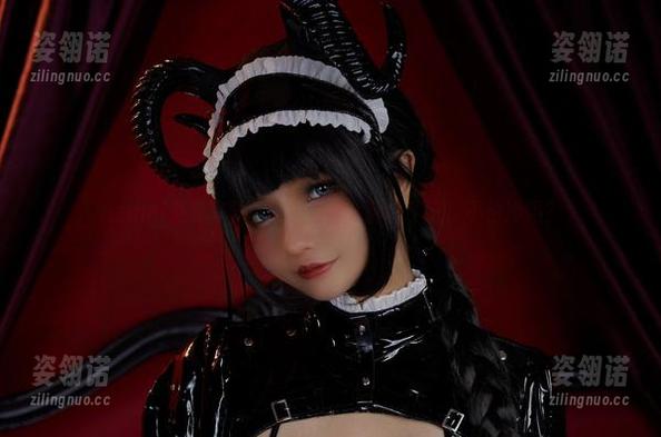 Azami Azami免费写真:皮衣显得太随性了吧,不怕冷吗?