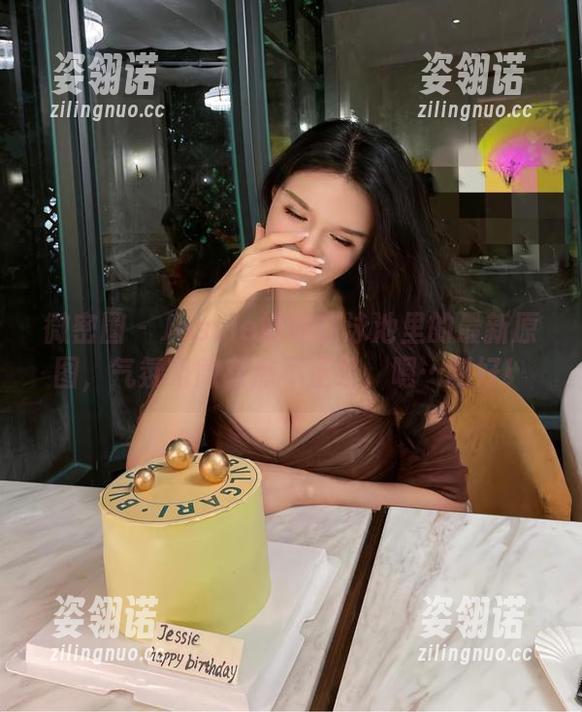 Jessie婕西 微密圈 - Jessie婕西在泳池里的最新原图,气氛略微有点不正经,嗯…刚好!