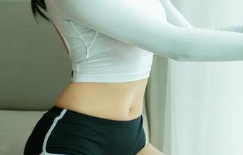 UGirls尤果网 – 张美荧在海边的全套任务：捡到一颗漂亮的贝壳，原图来助阵！