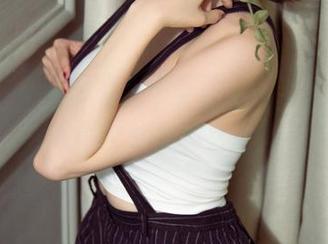 UGirls尤果网 – 张雪馨的美图:灰丝下的每个细节都那么迷人