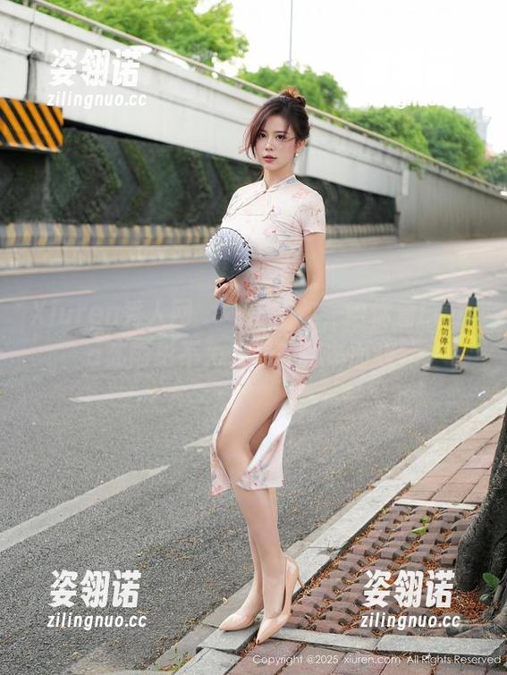 Xiuren秀人网-Laura苏雨彤 Xiuren秀人网 - 一份图包,给你看Laura苏雨彤不为人知的秘书面貌。