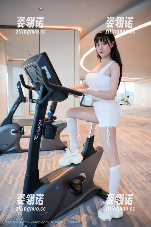 Xiuren秀人网-小小白思宜 Xiuren秀人网 - 小小白思宜的旅拍在线写真:只需三秒钟,我的行李就变成了道具!