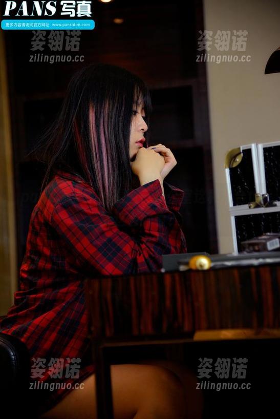 pans-丁丁 pans - 丁丁的原图:办公室这种场合也能这么好看?