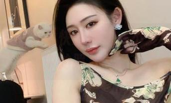 微密圈 – 一次愉快的邂逅,不爱笑的赛琳在死库水中的照片…太有趣了!