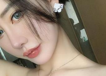 微密圈 – 不爱笑的赛琳说运动也可以很轻松，原图里我差点没认出来她！