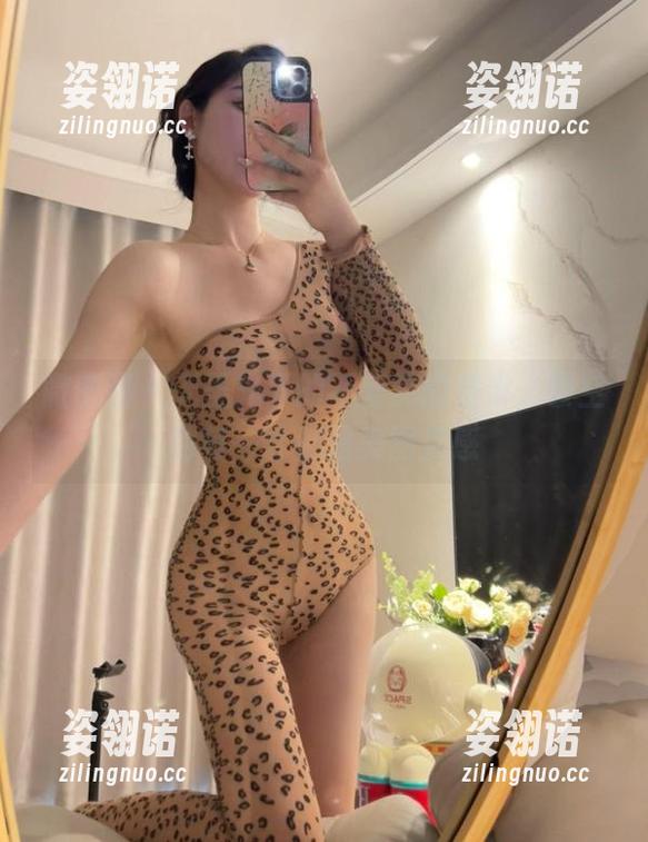 不爱笑的赛琳 微密圈 - 无圣光下的不爱笑的赛琳,镂空的每一寸都是美图灵感