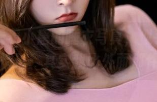 丽柜 – 看着小唐的睡衣写真,似乎每一件都在悄悄说:其实我比外面那件更好。
