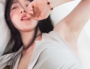 微密圈 – 你文茜的黑白照片，看着好像在说一百句话，但我听到了什么呢？