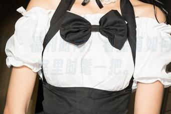 克拉女神 – 福利时间：看嘉萌如何在办公室里时髦一把。