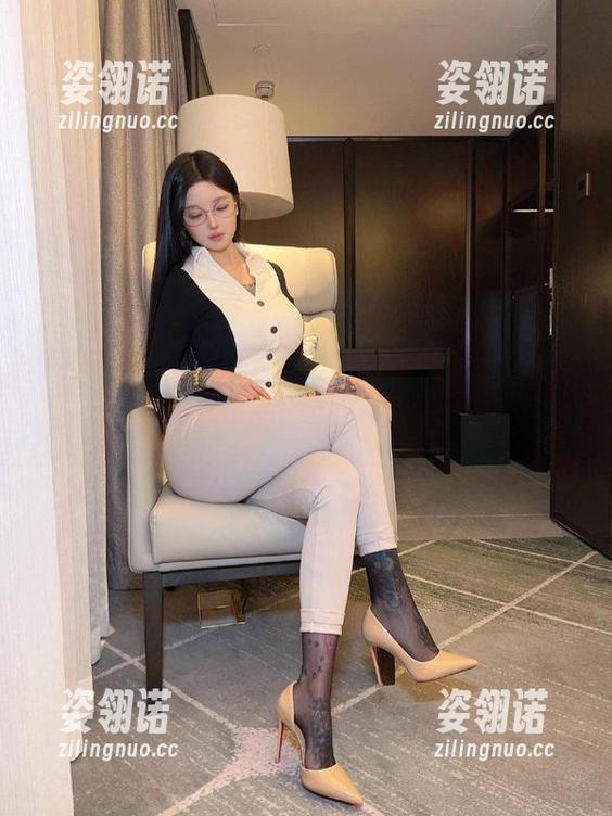 卡通百科老王 微密圈 - 卡通百科老王穿白色的写真和图册:每回都想问,这衣服能少点反射吗?