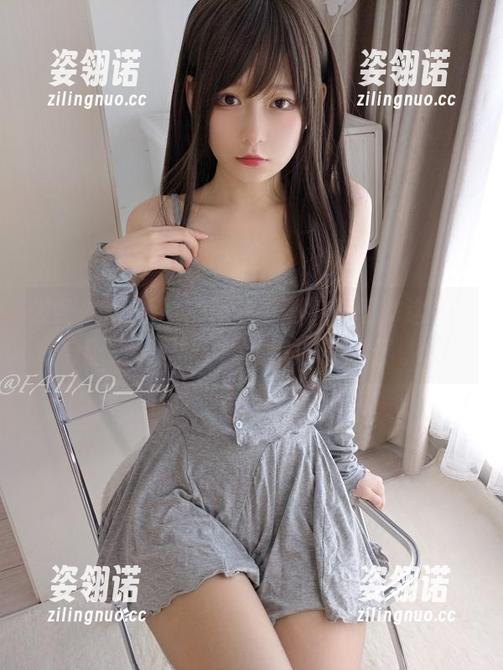 发条少女yoki 发条少女yoki的黑丝写真,哎呀,这姿势让我手里吃的零食都忘了拿了。