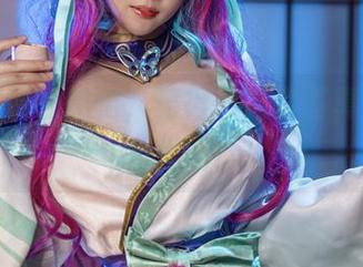 带上眼镜的咔喵,记得看这套写真,不然会很闷。