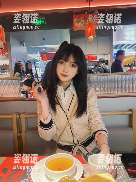 在校服中迷失？大肉丸Amiee的图包，带来光怪陆离的青春时光旅行！