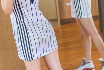 头条女神 – 李温柔的套装写真：一场“优雅”与“随性”的小斗争。