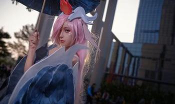 作品中玉藻前的神情好像在说:‘卖萌你们任选,奶狮不咬人请收下我这优雅的姿态!’