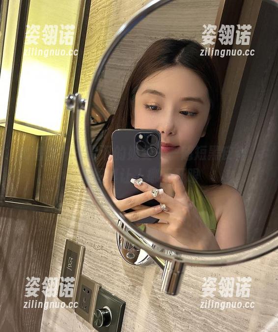 微密圈 - 光影下的奶雯——超短黑皮裙，原图真让人挪不开眼