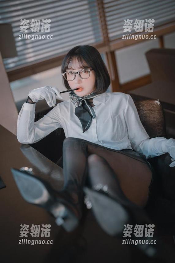 看，孙乐乐(손예은)的[Loozy]咖啡馆图片里，似乎有个风筝在飞，让我猜猜，它要飞向哪里。