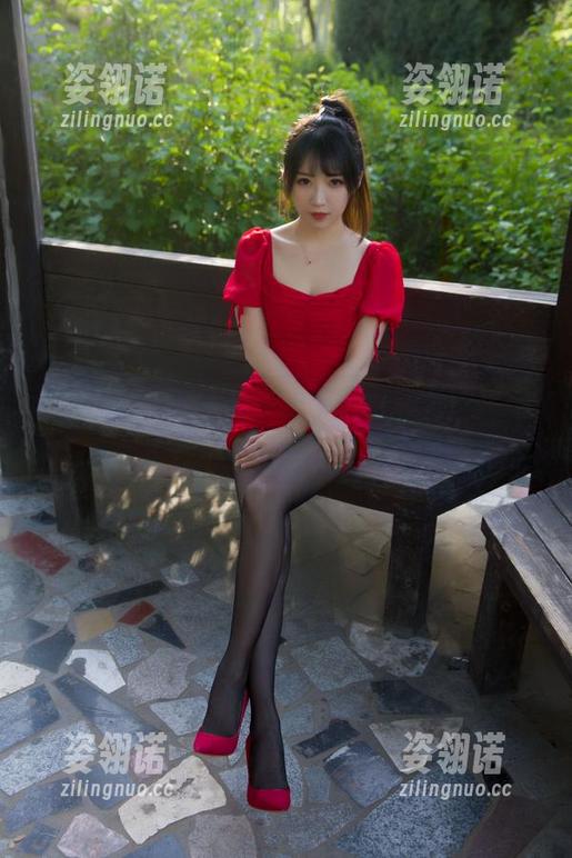 小女巫露娜 跳跃吧,小女巫露娜!照片中的cos让这个幻阙歌更加奇特