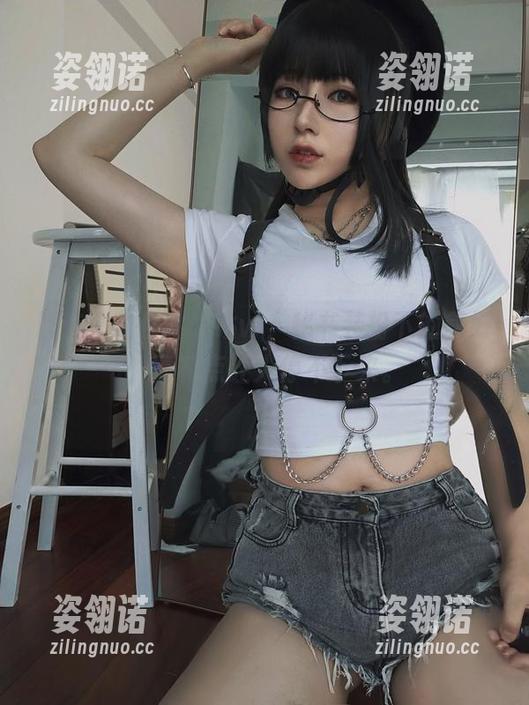 小容仔咕咕咕w 精选小容仔咕咕咕w,秘书装扮下的美好,真有点让人停不下来。