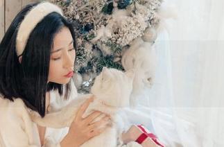 照片里,你以为年年Nnian的连衣裙多好看?实际上摄影师快被摔了一跤!