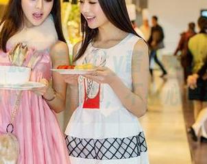 推女神 – 施忆佳Kitty酱又来了，这次是裸足，高清下载警告，不小心要被圈粉！