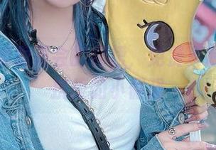 找到月城委员会的红裙,免费资源中难以抗拒的小倔强