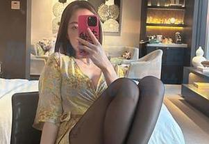微密圈 – 网盘里的隐秘小花园——果儿Victoria的碎花裙黑丝合集