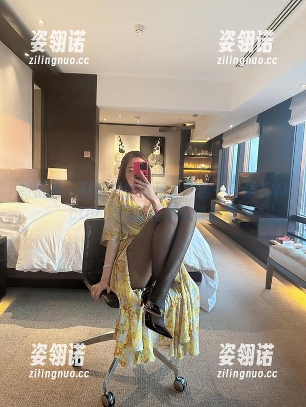微密圈 - 网盘里的隐秘小花园——果儿Victoria的碎花裙黑丝合集