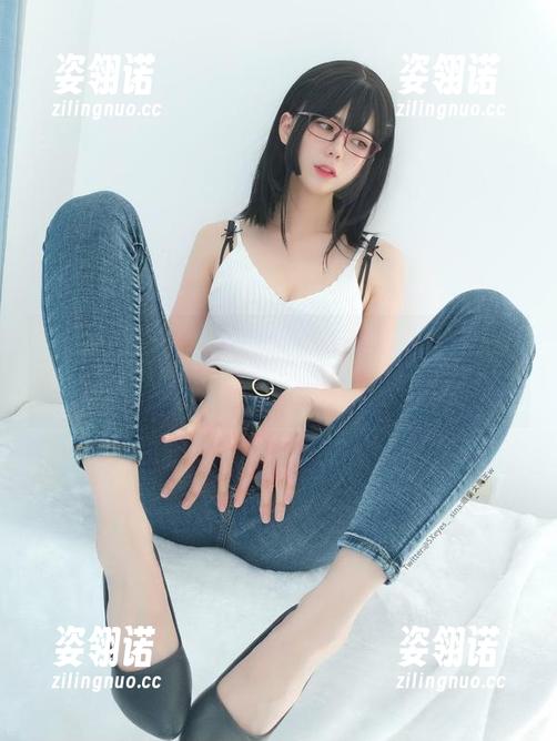 眼酱大魔王w 啊哈,在线瞻仰“眼酱大魔王w”的比基尼,无意中成了我一天的小乐趣。