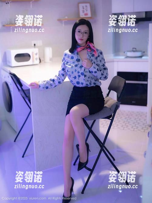 秀人网-e宝小野猫 秀人网 - e宝小野猫:短裤写真精选,哪里不对劲?