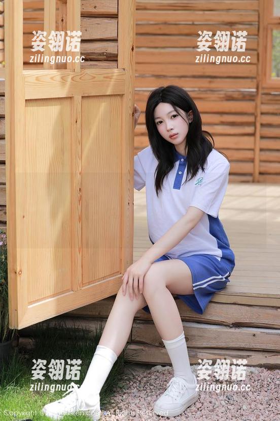 秀人网-杏子Yada 秀人网 - 杏子Yada与连衣裙相互缠绵,这组写真是个资源,但你需要自己去找乐子。