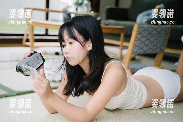 萌芽儿o0 拿起手机,萌芽儿o0的白裙cos照老司机上线,下载随意!