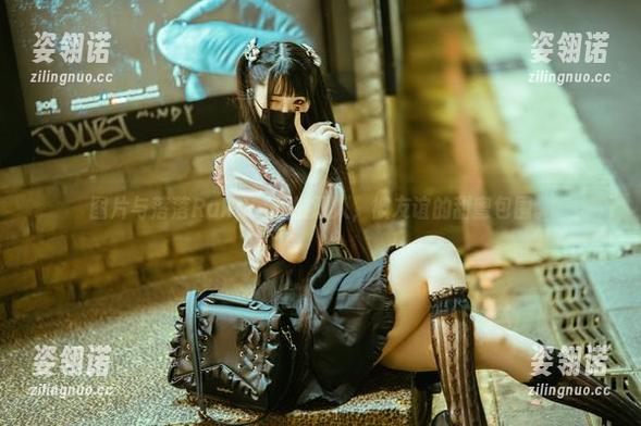 落落Raku 图片与落落Raku:私拍双人,被友谊的甜蜜包围。