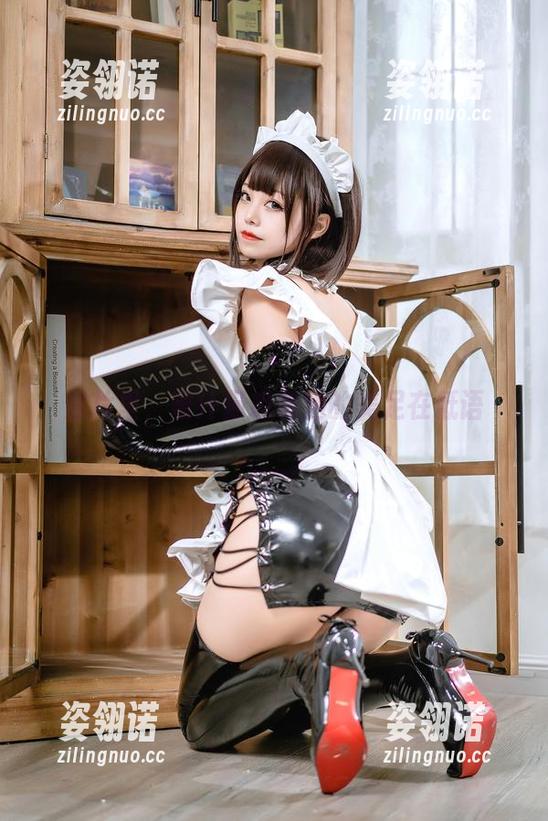 蜜汁猫裘 照片里,蜜汁猫裘和她的美足在低语