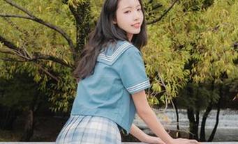 西瓜少女化身修女,拍出的这套资源独特又俏皮。