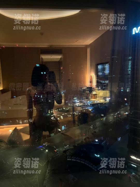 詹詹 微密圈 - 说是婚纱,私拍詹詹的原图里却藏着不一样的气息。
