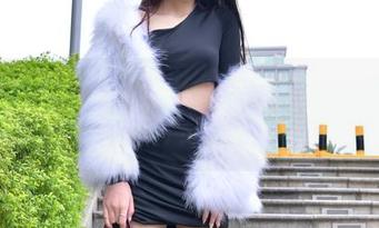 魔镜街拍 – 在原图中,艾小青演绎不一样的女王金凤,照片里的表情简直了!