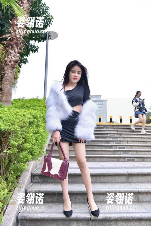 魔镜街拍-艾小青 魔镜街拍 - 在原图中,艾小青演绎不一样的女王金凤,照片里的表情简直了!