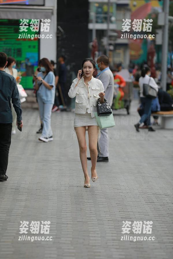 魔镜街拍-萌宝儿 魔镜街拍 - 美图在啊,萌宝儿的包臀裙和肉丝在商业广场,能不成为壁纸吗?